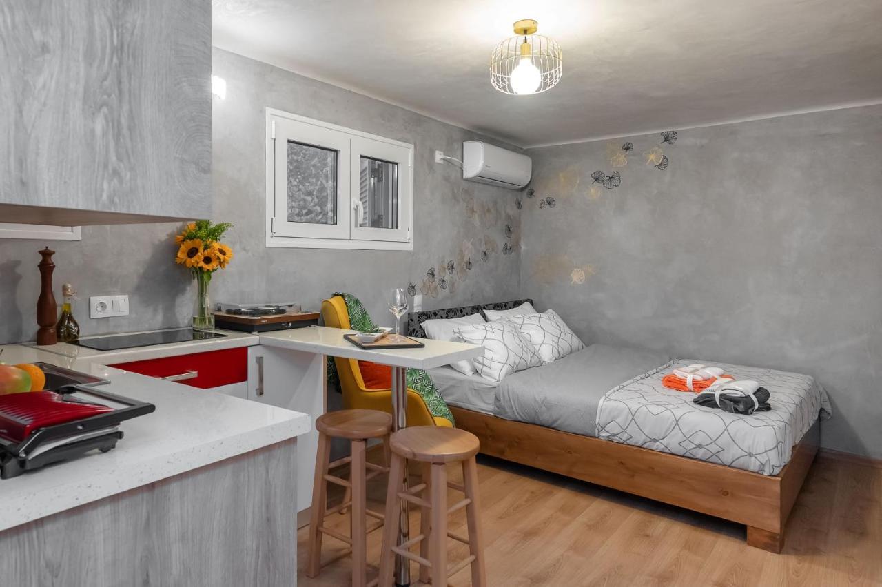 Cozy Tiny Apartment In The Heart Of Plaka Афины Экстерьер фото
